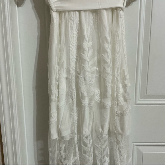 Elegant White Lace Dress - Picture 8 of 11